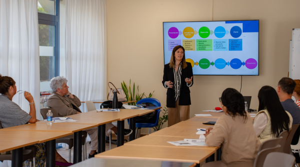 La coach Vigela Lloret en una formación sobre cómo comunicar en público en Altea imaprtiendo una lección sobre "Las conversaciones que evitas"